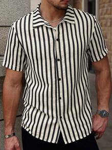 Manfinity RelaxMax Camisa casual de manga corta con botones al frente y estampado a rayas para hombres, ideal para el verano