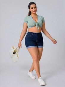 SHEIN Essnce 大码女式弹力蓝色牛仔性感时尚短裤，适合秋季、节日和休闲场合穿着 - 深色水洗藍 - 查看 4