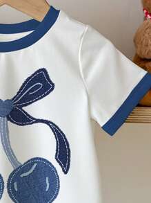 SHEIN Áo thun cổ tròn tay ngắn in họa tiết nơ và quả anh đào dễ thương phong cách sinh viên giản dị tối giản cho bé gái, phù hợp với áo phông mùa hè, áo phông họa tiết trẻ em, công chúa sang trọng, niềm vui lấp lánh trong tháng Ramadan, sự thoải mái dễ chịu, quần áo thường ngày màu xám, quần vui nhộn, cảm giác ấm cúng, kỳ quặc, cơ bản, phong cách lễ Phục sinh, áo trẻ em đa năng, áo phông họa tiết trẻ em, niềm vui nhỏ bé đáng yêu, cơ bản - Nhiều màu - Xem 5
