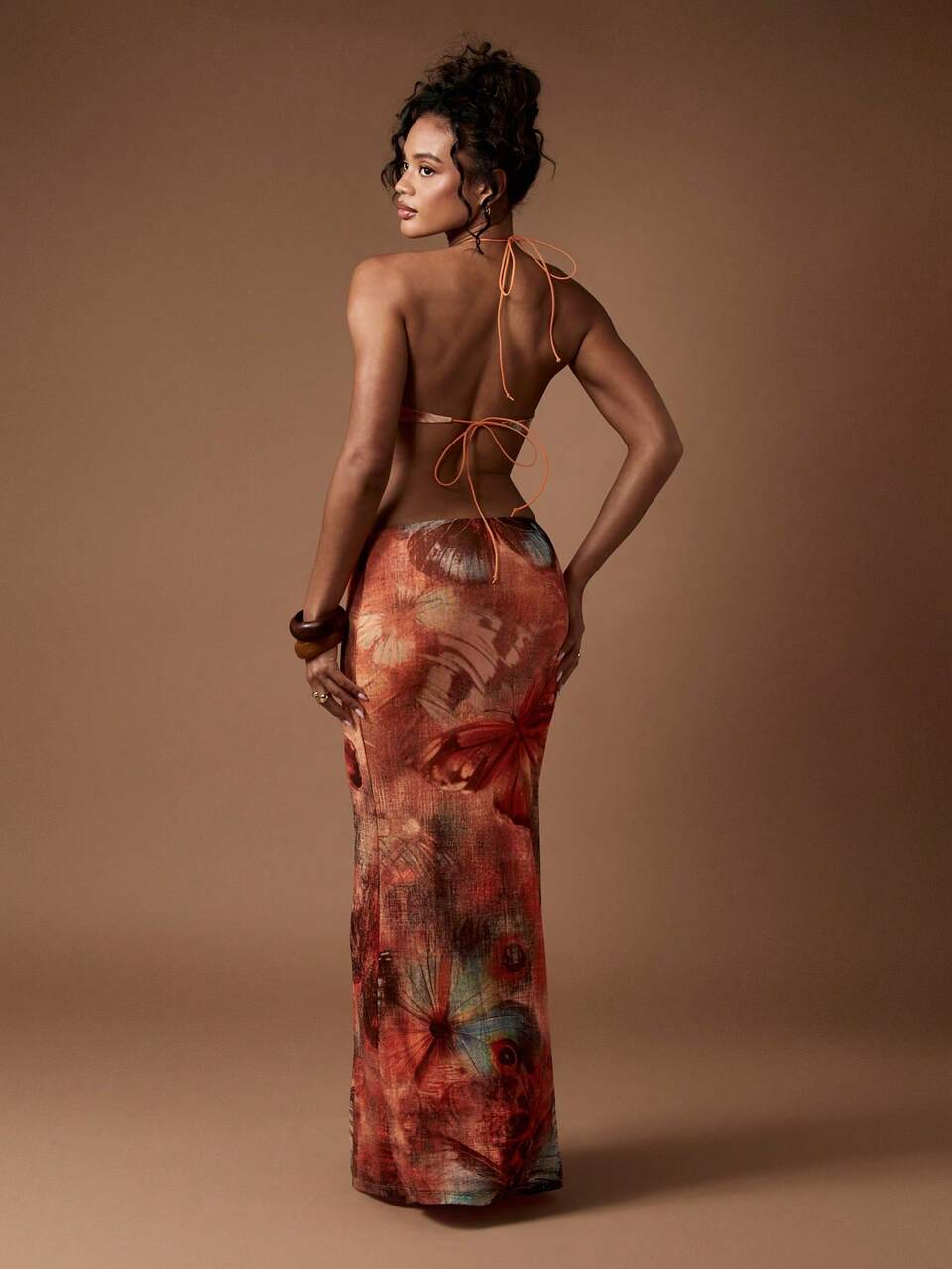 MISSGUIDED Maxikleid mit Schulterfrei-Ausschnitt, Cutout und Schmetterlingsprint, für besondere Anlässe, langes Abendkleid, Hochzeitsgast Glamour Statement