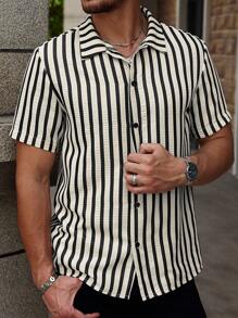 Manfinity RelaxMax Camisa casual de manga corta con botones al frente y estampado a rayas para hombres, ideal para el verano
