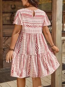 SHEIN LUNE Vestido veraniego de manga corta con cuello redondo para mujer talla grande, con manga acampanada a rayas y volantes, vestido línea A, nuevo año, vestido corto verano, vestido playa, vestido de graduación, romántico y elegante, vestimenta de influencer, ropa cómoda para vacaciones, minimalista, sencilla y de moda, apropiada para uso diario, fiesta elegante, evento diario, vacaciones, estilo boho/bohemio, vestido mini estilizador de cintura.