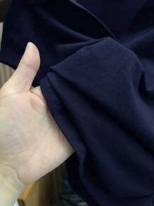 SHEIN 少女蓝色百搭方形 V 领短袖 T 恤，设计师风格，夏季休闲 Polo 衫，齐腰长款，修身剪裁，干净的女孩