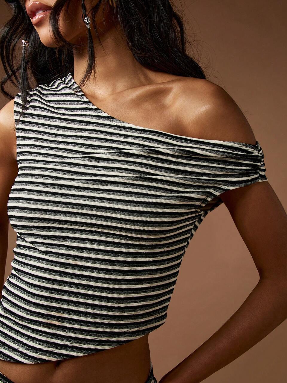 MISSGUIDED Asymmetric Off Shoulder Two Piece Festival Summer Outfit Ribbed Booty Shorts Ultra High Rise Party Club Dance Streetwear Set