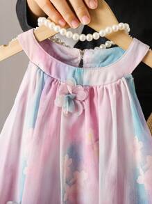 Kleine Mädchenkleid mit Batik-Muster, 3D-Blumendekoration, modischer Neckholder-Ausschnitt