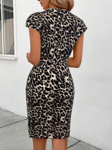 SHEIN Clasi Vestido curto feminino de malha com estampa de leopardo verde, decote em V, manga curta franzida, primavera/verão - Multicolorido - Ver 2