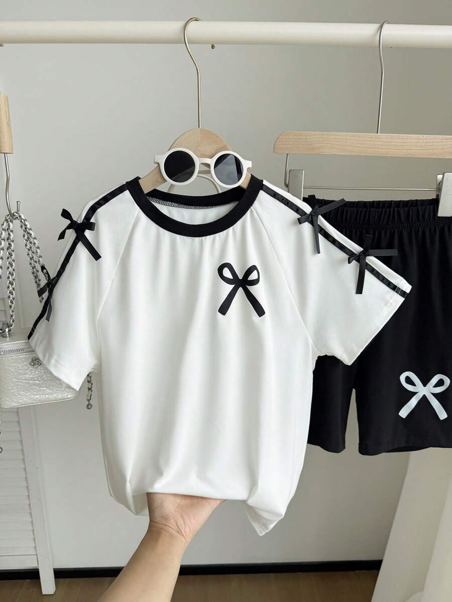 SHEIN 2 件套青少年女孩休闲百搭美式学院风，蝴蝶结装饰节日主题，黑白拼接宽松短袖蝴蝶结印花 T 恤和黑色紧身短裤，适合上学、郊游、度假、春夏季年轻女孩套装夏季