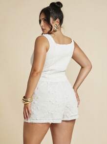 SHEIN BAE 大码女式优雅纯白色纹理刺绣花朵系腰短裙裤，度假海滩白色短裙裤，春夏，Y2K，美国独立日，俱乐部性感，乡村音乐会，美国独立日，音乐会狂欢节，西部，毕业典礼，度假，生日，白色短裙裤，生日 - 白色 - 查看 2