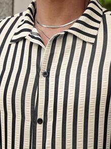 Manfinity RelaxMax Camisa casual de manga corta con botones al frente y estampado a rayas para hombres, ideal para el verano