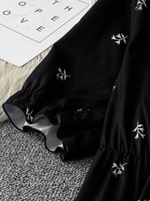 SHEIN Clasi Vestido informal de verano con mangas acampanadas y estampado total para tallas grandes - Negro - Ver 5