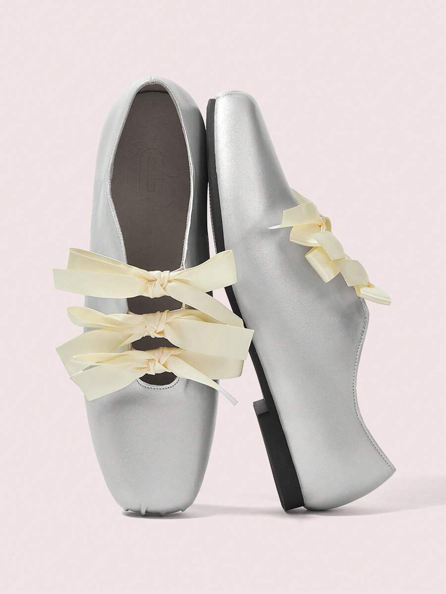 CUCCOO DOLLMOD Damskor med moderna och bekväma platta slip-on-detaljer, guldfärgade - Silver - Visa 1