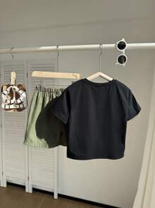 2 件儿童男童休闲日常和节日纯色印花图案 T 恤和宽松短裤套装，舒适百搭，适合学校、花园、海滩、生日、春夏秋冬