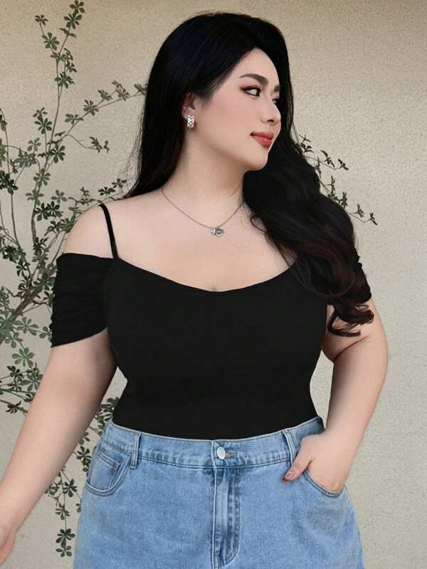Dazy Plus Camiseta negra de manga corta con hombro descubierto y ajustada a la cintura