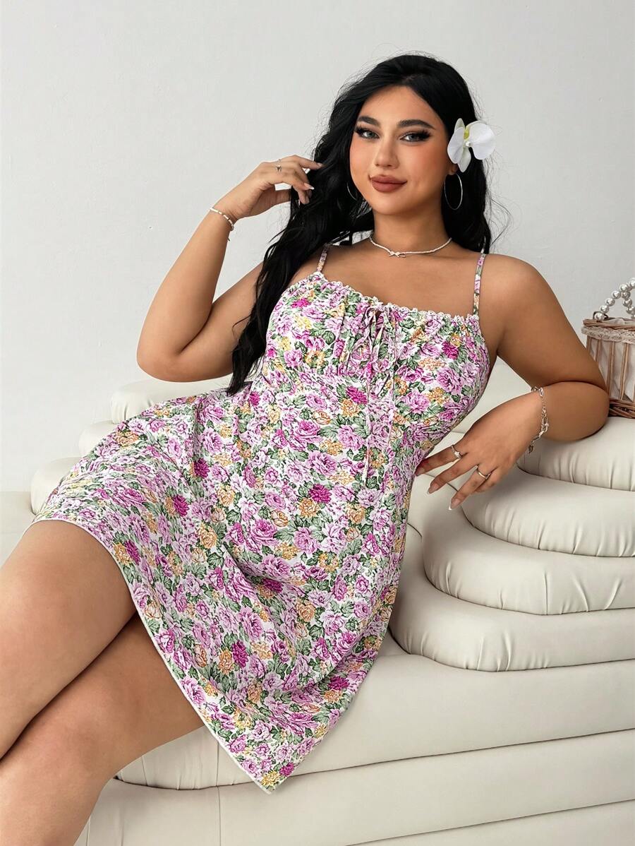 SHEIN EZwear Vestido de talla grande con escote en V, estilo vacacional, con cordones cruzados en el pecho y estampado floral pequeño - Multicolor - Ver 1