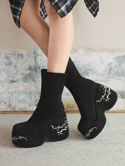 Sugerpunk Botas de tobillo negras de estilo casual y de fiesta con cuña, punta redonda, suela gruesa y decoración bordada de PU para mujer