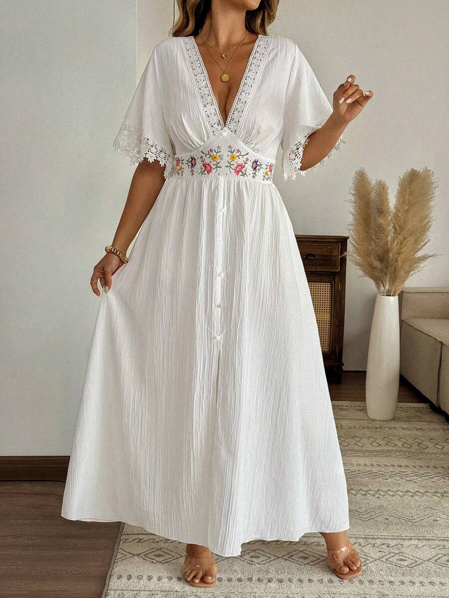 SHEIN Clasi 大码女式花卉刺绣V领短袖连衣裙