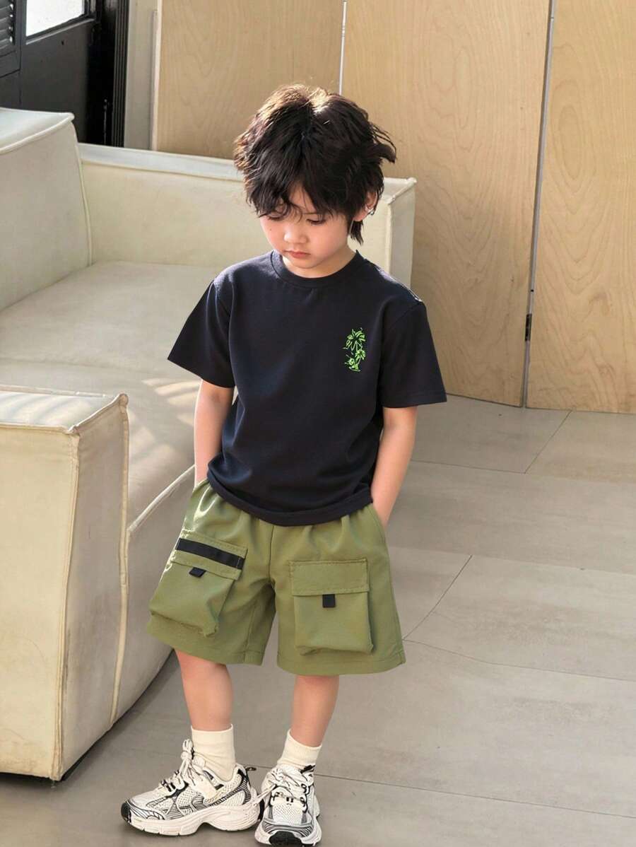 2 件儿童男童休闲日常和节日纯色印花图案 T 恤和宽松短裤套装，舒适百搭，适合学校、花园、海滩、生日、春夏秋冬