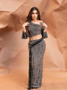 SHEIN X LOS FAVORITOS DE KARIME PINDTER MISSGUIDED 纹理做旧不对称领口和下摆喇叭形长袖上衣