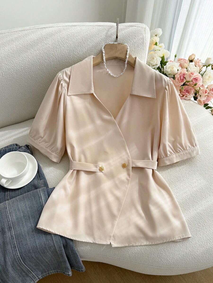 SHEIN Privé 大码女式金属扣装饰腰带修身短袖衬衫,适合春夏季通勤、办公室、休闲场合 - 杏色 - 查看 1