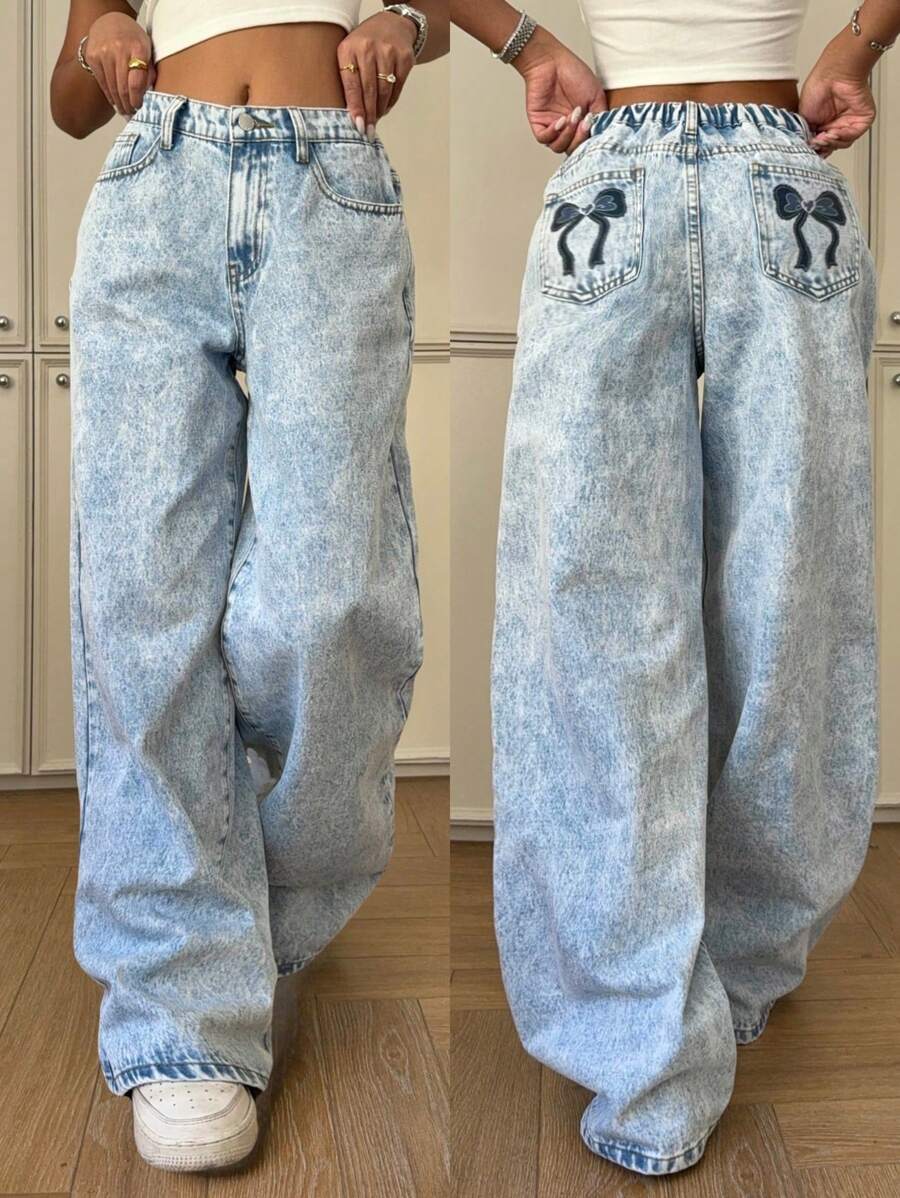 SHEIN Denim Leve Lavado Cintura Baixa Baggy Perna Larga para Adolescentes com Bolsos Decorados com Estampa de Laço Fofo, Roupas de Praia Boho de Verão para Meninas, Casual para Concerto de Verão, Brunch de Verão, Igreja, Formatura - Lavagem clara - Visão 1