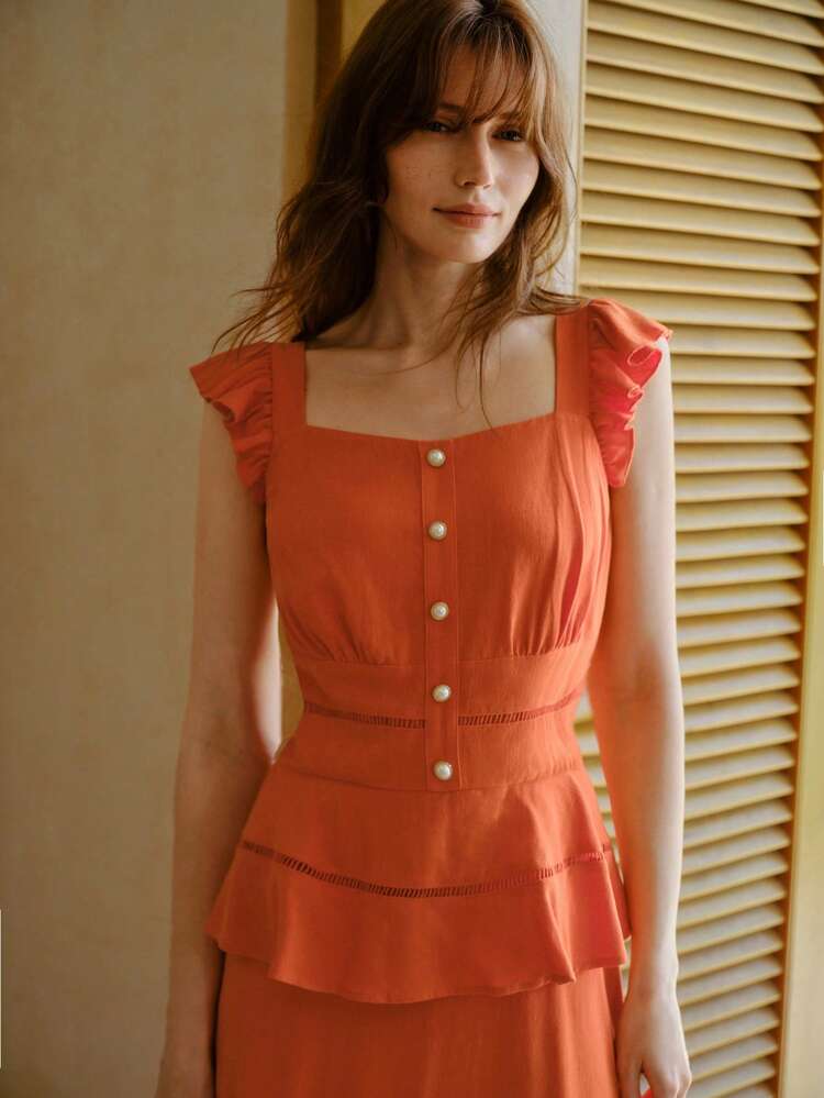 Vestido con cuello de corte corazón, volantes en las mangas, cintura con peplum y corte láser