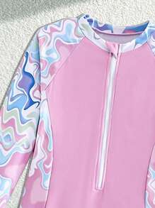 Wildeya Nuevo traje de baño de una pieza con pantalones cortos en color rosa sólido, con estampado de tie-dye multicolor y diseño de patchwork, en estilo resort de moda