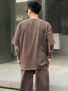 DAZY طقم تي شيرت وبنطلون مطبوع عليه حروف للرجال، صيفي، ملابس مريحة - بني - مشاهدة 2