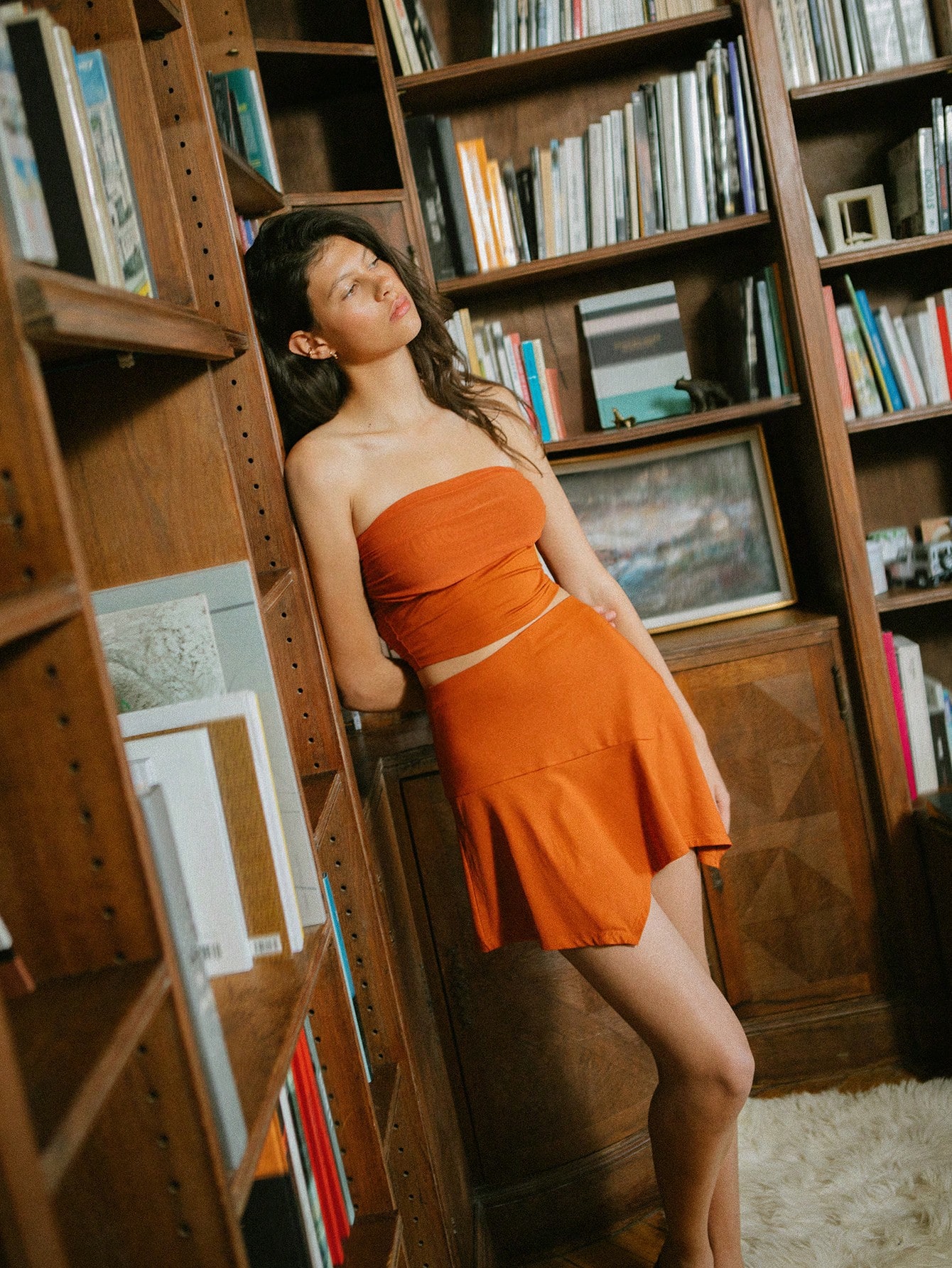 Conjunto de Duas Peças Elegante com Top Bandeau Ferrugem e Saia Assimétrica em Malha Elástica, Conjunto de Roupas de Férias, Outono Inverno