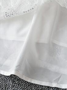 Flirla Elegantes Minikleid in Große Größen mit weißem Blumenmuster, Pailletten-Dekor, Mesh, Schleife an der Schulter, ärmellos, A-Linie, tailliert, vielseitiges Lässig-Design geeignet für viele Anlässe wie Pendeln, Einkaufen, Unterhaltung, Fotografie, bequemes und modisches Material & Stil mit hohem Preis-Leistungs-Verhältnis