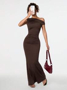 SHEIN PETITE 夏季服装、日常约会和旅行装、派对装、优雅女士内衣、外出装、斜肩不对称加长鱼尾裙、俱乐部女士装、约会装、宴会礼服 - 咖啡棕 - 查看 4
