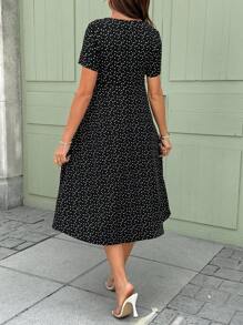 SHEIN 孕妇夏季满版心形印花V领束腰连衣裙 - 黑色 - 查看 2