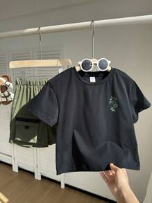 2 件儿童男童休闲日常和节日纯色印花图案 T 恤和宽松短裤套装，舒适百搭，适合学校、花园、海滩、生日、春夏秋冬