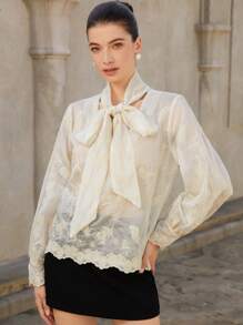 Aveloria Rosie 女士优雅浪漫约会托斯卡纳阳光精致刺绣面料荷叶边下摆 V 领系带袖口长袖衬衫 - 杏色 - 查看 4