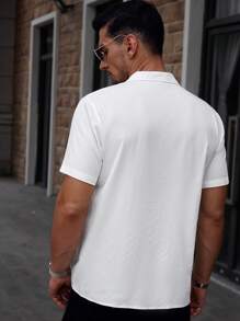 Manfinity RelaxMax Men's Solid Color Short Sleeve Single-Breasted Casual Shirt Comfortable To Wear And Suitable For Going Out