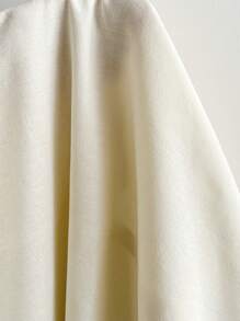 Dreamara 大码女式 V 领白色面料长袖上衣，带黑色花卉刺绣、系带腰部和灯笼袖 - 藍白色 - 查看 4