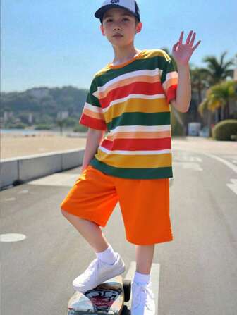 大童休闲时尚彩色条纹图案设计基本款短袖T恤和短裤套装，清爽简约风格