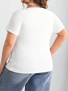 SHEIN CURVE+ 大码女式基本款纯白色短袖 T 恤，领口镂空设计，腰部褶皱细节，纹理罗纹面料，常规版型，春夏/大码 T 恤/图案 T 恤 - 白色 - 查看 2