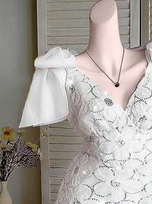 Flirla Elegantes Minikleid in Große Größen mit weißem Blumenmuster, Pailletten-Dekor, Mesh, Schleife an der Schulter, ärmellos, A-Linie, tailliert, vielseitiges Lässig-Design geeignet für viele Anlässe wie Pendeln, Einkaufen, Unterhaltung, Fotografie, bequemes und modisches Material & Stil mit hohem Preis-Leistungs-Verhältnis