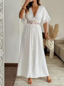 SHEIN Clasi 大码女式花卉刺绣V领短袖连衣裙