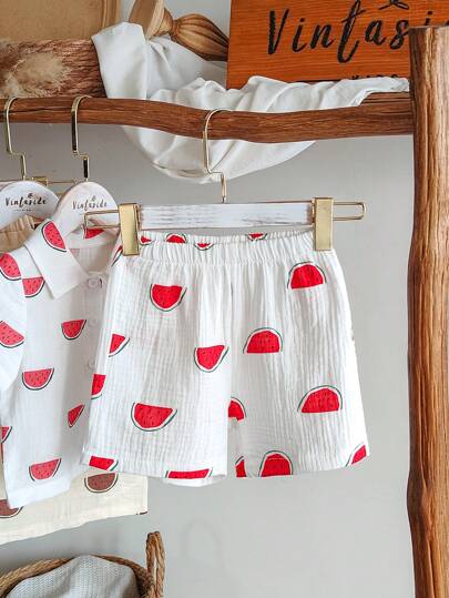 SHEIN Vintaside Kids Youngboy 夏季白色短裤，以纯白色呈现，风格清新可爱百搭。亮色面料采用棉质绉布，宽松版型，款式简洁优雅。醒目的西瓜图案印花，色彩鲜艳，趣味十足。适合海滩度假、居家休闲、上学学习、日常穿着、运动休闲、参加派对等各种场合。
