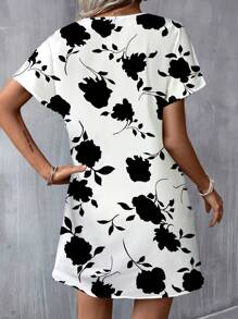 SHEIN LUNE 休闲简约白色花卉印花 V 领编织迷你连衣裙，适合春夏季