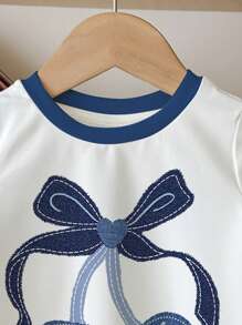 SHEIN Áo thun cổ tròn tay ngắn in họa tiết nơ và quả anh đào dễ thương phong cách sinh viên giản dị tối giản cho bé gái, phù hợp với áo phông mùa hè, áo phông họa tiết trẻ em, công chúa sang trọng, niềm vui lấp lánh trong tháng Ramadan, sự thoải mái dễ chịu, quần áo thường ngày màu xám, quần vui nhộn, cảm giác ấm cúng, kỳ quặc, cơ bản, phong cách lễ Phục sinh, áo trẻ em đa năng, áo phông họa tiết trẻ em, niềm vui nhỏ bé đáng yêu, cơ bản - Nhiều màu - Xem 4