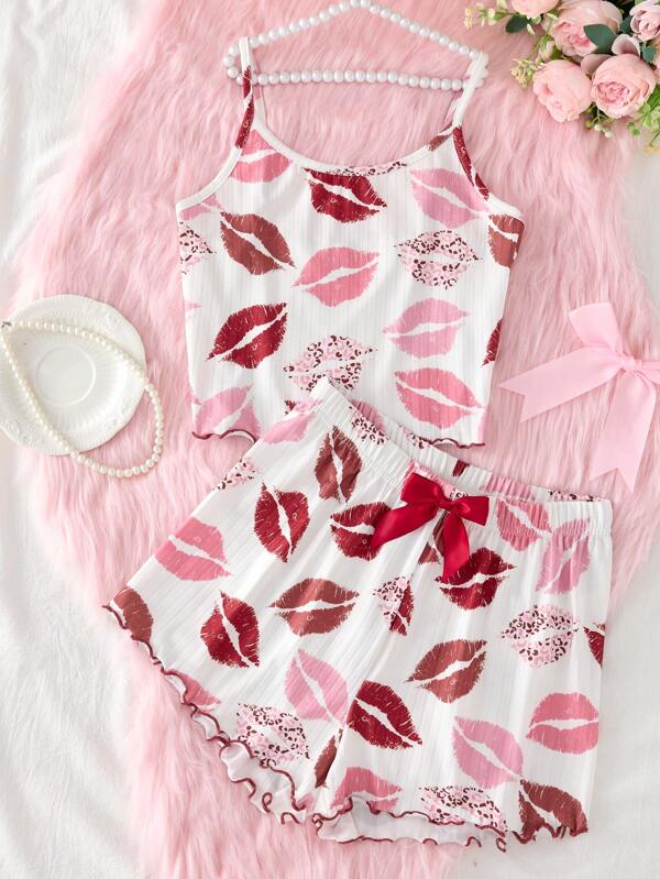 SHEIN Conjunto de pijama informal de 2 piezas con camiseta de tirantes con estampado de labios y pantalones cortos con decoración de moño para adolescentes en verano