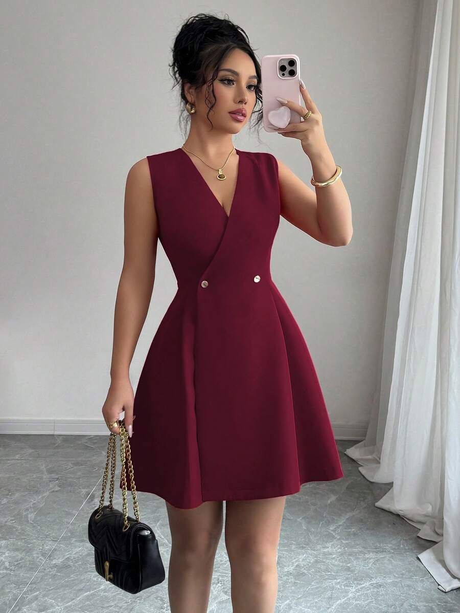 Elenzga 女士优雅法式休闲度假办公室通勤纯色 V 领双排扣金属纽扣褶皱迷你 A 字无袖连衣裙，春夏 - 酒紅色 - 查看 1
