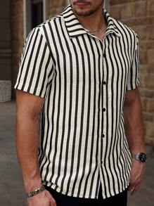 Manfinity RelaxMax Camisa casual de manga corta con botones al frente y estampado a rayas para hombres, ideal para el verano
