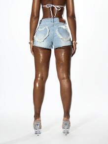 SUMWON WOMEN قصيرة جينز ممزقة مع نسيج دانتيل على الجيب بطراز قلب بالتآكل ، قصيرة قطن جينز مهترئة بسحلية، قصيرة لحفلات الصيف والشاطئ والاستخدام اليومي