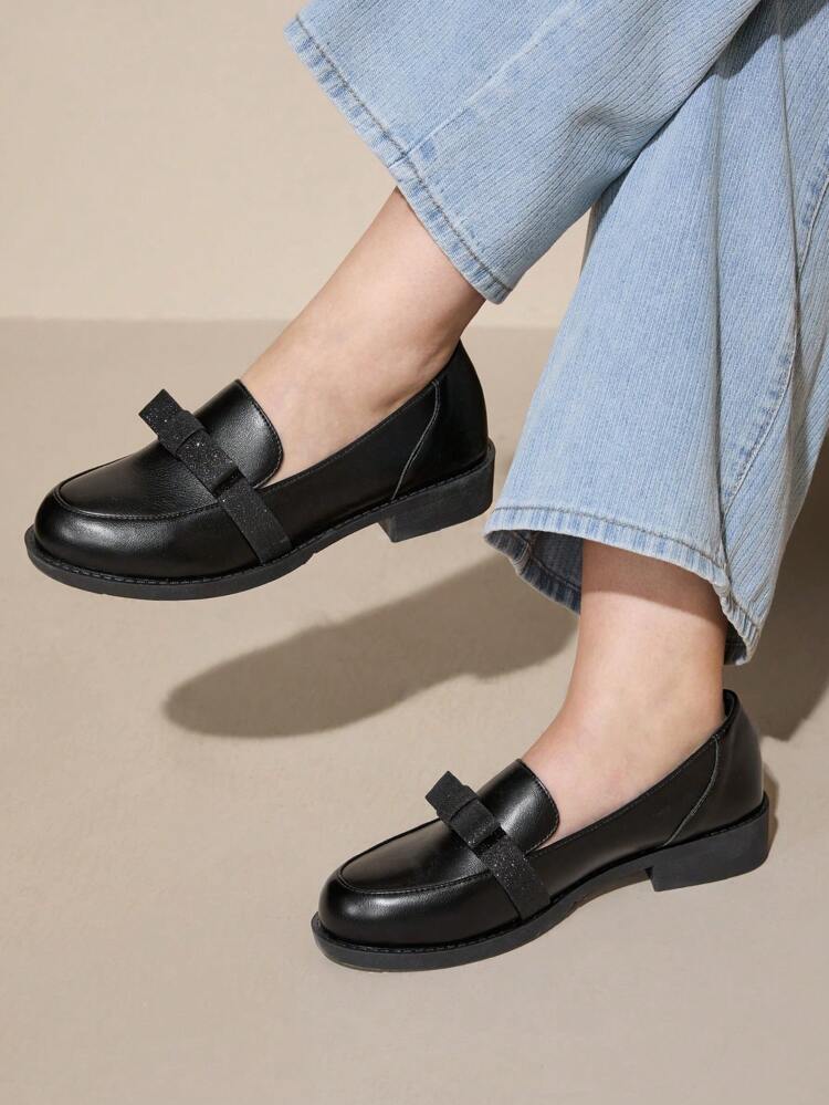 CUCCOO CURVES Chaussures plates à plateforme large, semelle épaisse, bout pointu, en noir unicolore. Richelieux à lacets polyvalents pour femmes