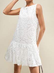 Muvela Robe élégante à mini fleurs brodées pour femme, col rond, sans manches, ourlet à volants, élégante et à la mode, blanche, sophistiquée et gracieuse