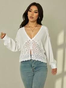 SHEIN PETITE Blusa de manga larga con cuello en V y patrón calado para mujeres, tallas pequeñas - Blanco - Ver 1