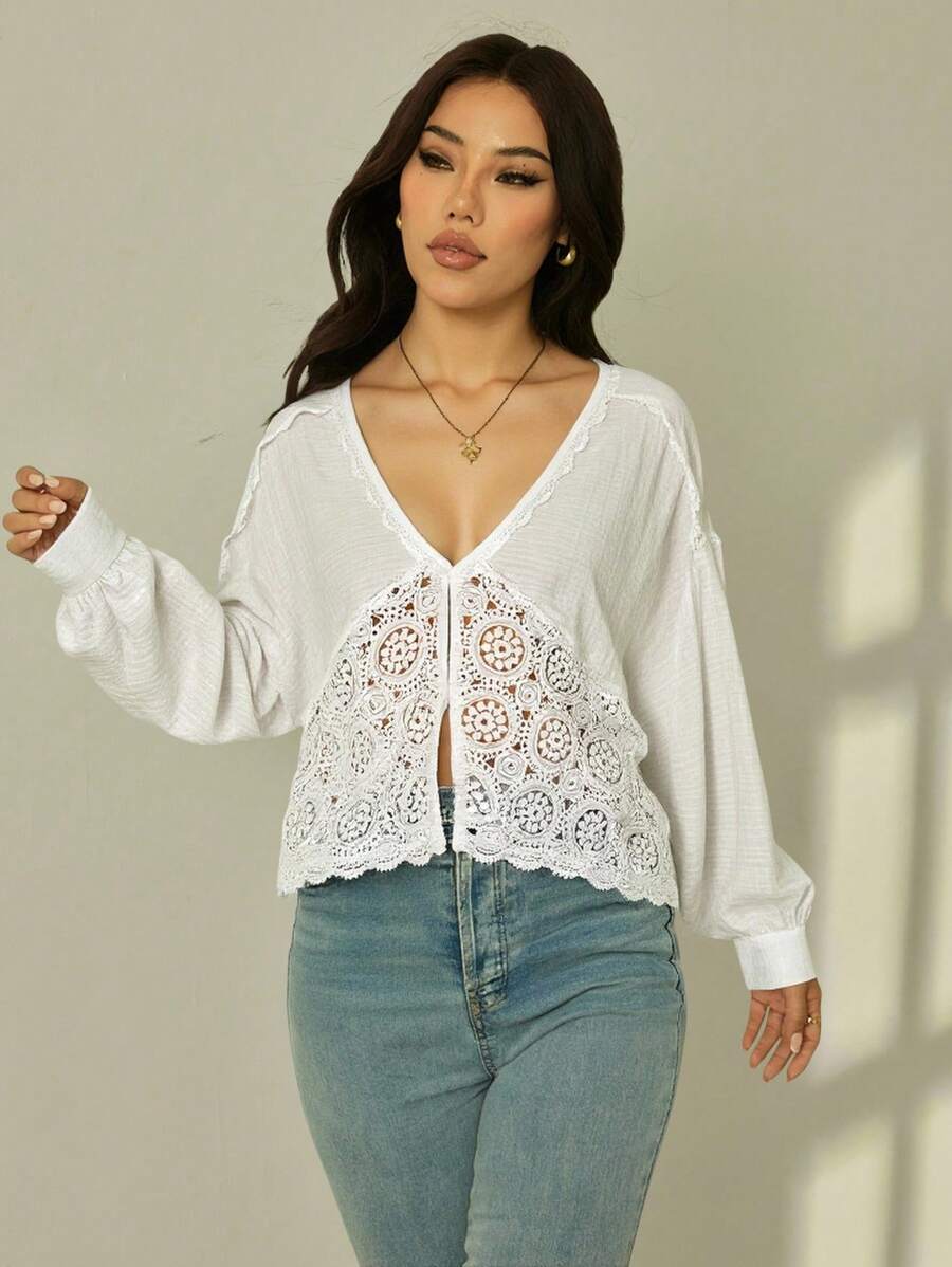 SHEIN PETITE Blusa de manga larga con cuello en V y patrón calado para mujeres, tallas pequeñas - Blanco - Ver 1